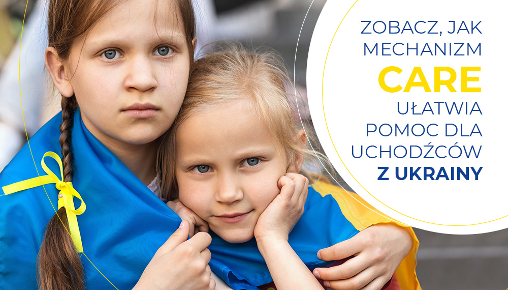 Dwie dziewczynki w ubraniach w kolorach Ukrainy: niebieskim i żółtym. Obok napis: zobacz, jak mechanizm CARE ułatwia pomoc dla uchodźców z Ukrainy 